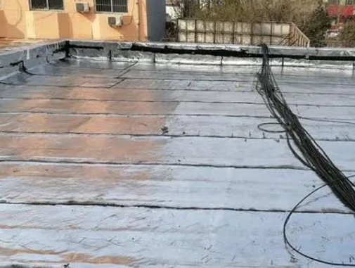 昂昂溪卫生间漏水维修公司分享下昂昂溪屋面楼顶防水刚性防水层施工要点。